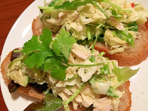 鶏胸肉とキャベツとパクチーアボカドのオープンサンド